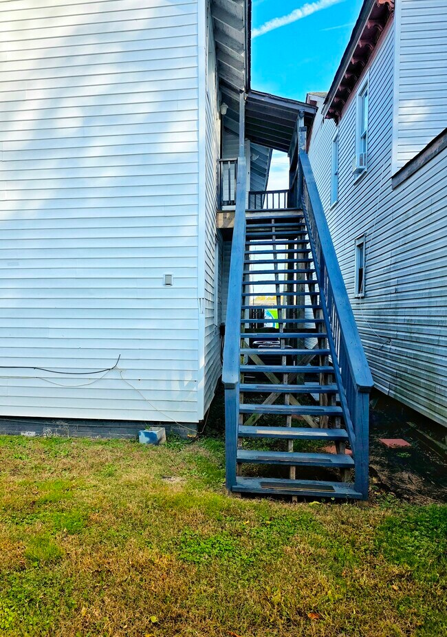 Photo - 400 Jamestown Ave