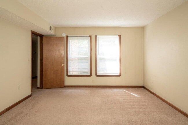 Building Photo - Deerfield Condominiums Unit 427-11