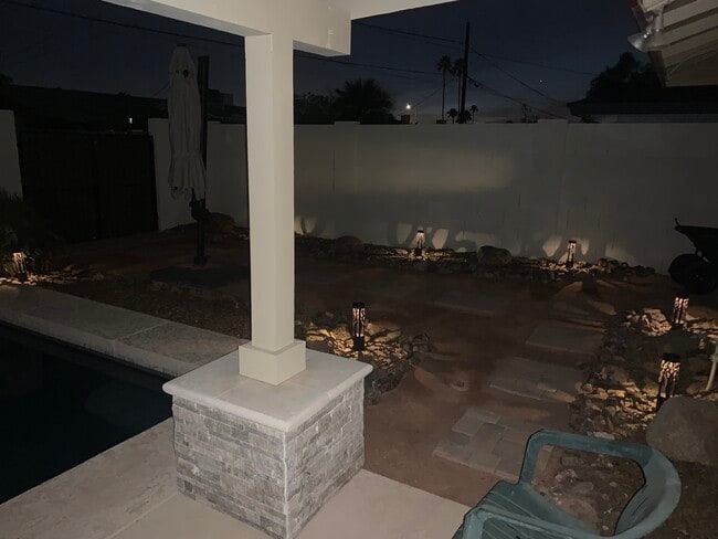 Piscina en el patio trasero - 1207 E Loyola Dr Unidad smaller bedroom with 1 closet