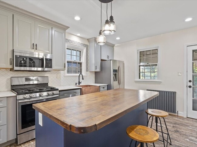 Building Photo - Vintage home with Modern finishes and fenc...