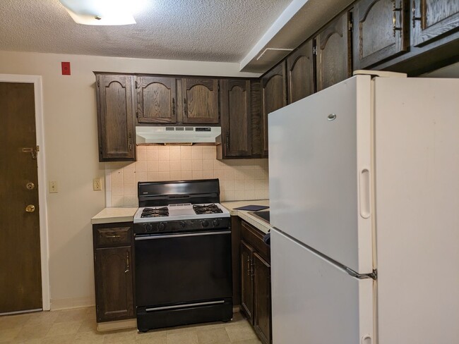 Photo - PENDING - Spacious 1 bedroom garden style condo at King's Court Condominiums Unit 2