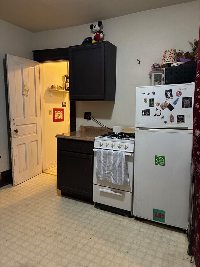 Building Photo - 2078 Atwood Ave Unit C