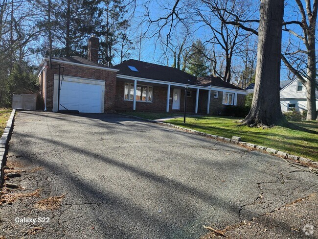 Building Photo - 8 Brampton Ln Rental