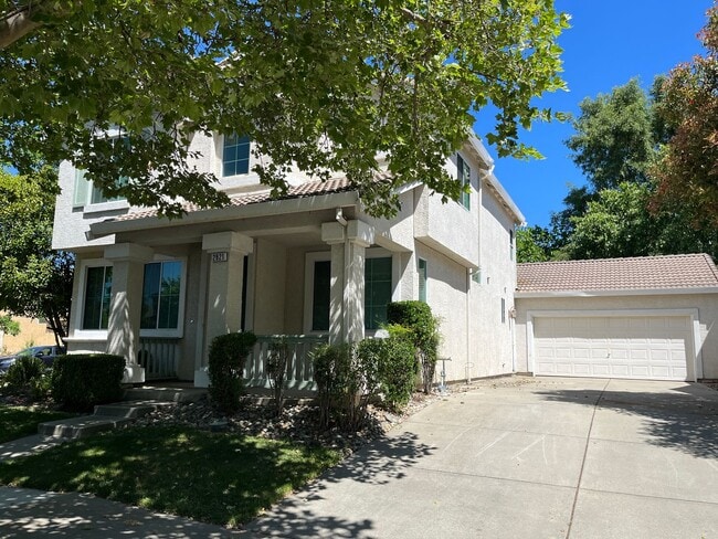 Building Photo - Large Corner Lot