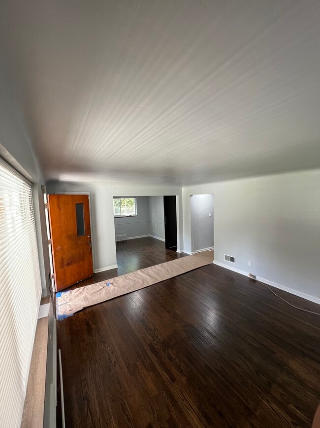 Building Photo - 538 E Mitchell Ave Unit 1st Fl 2Br Utl Inc