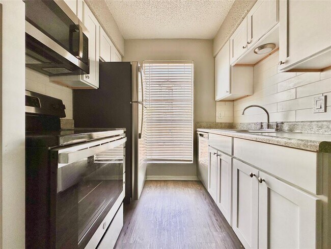 Photo - 2803 Hemphill Park Unit B107