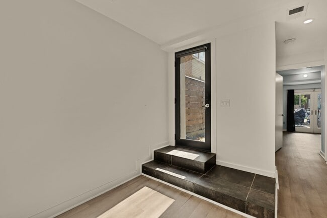 Building Photo - Bright and Spacious Terrace Level 2br in Mt. Pleasant!