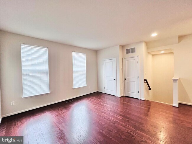 Photo - 941 Basswood Dr