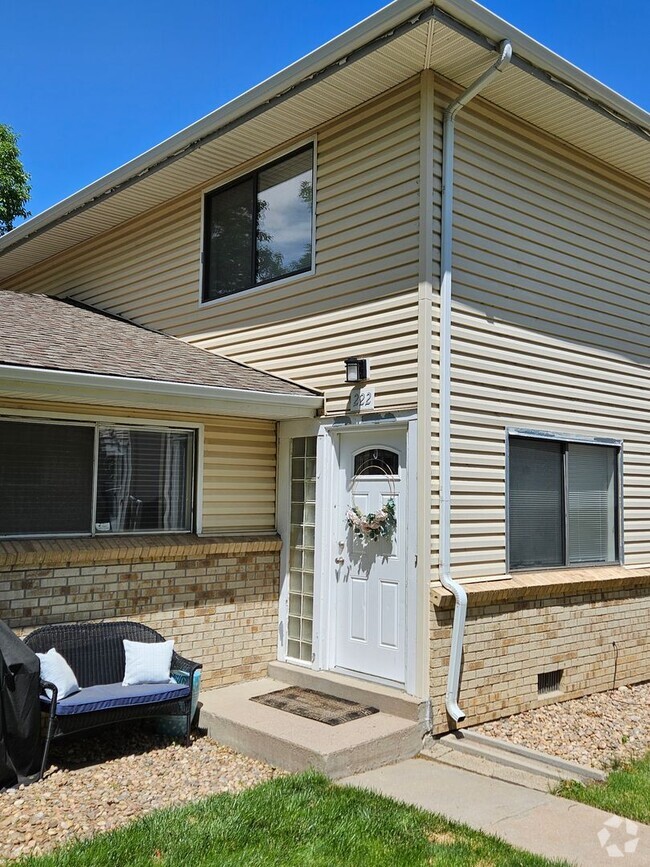 Building Photo - Everything you Need, 2 Bed, 1.5 Bath townh... Rental