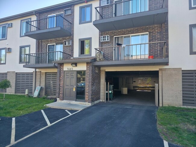Building Photo - 1665 Coach Dr Unit 102