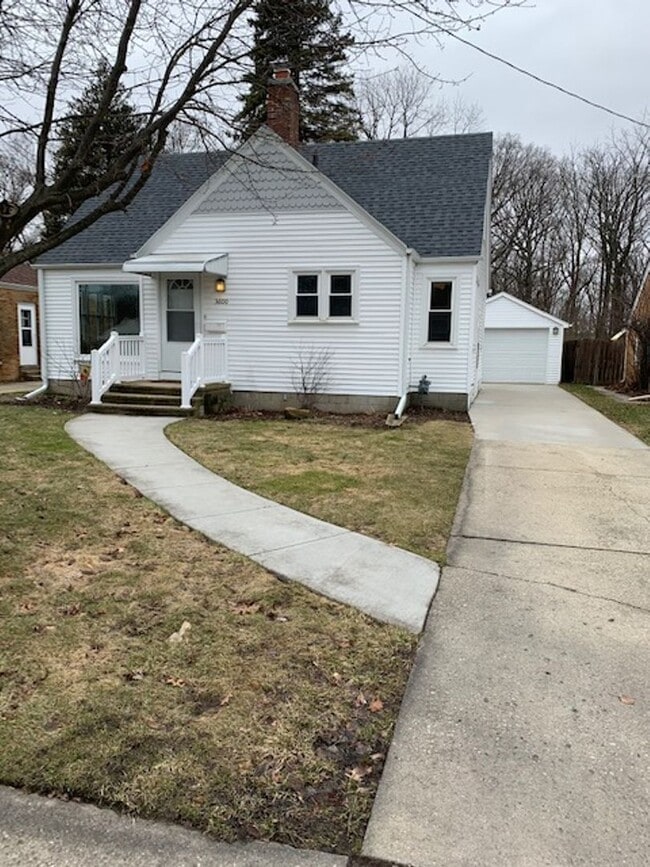 Building Photo - Absolutely Charming 3B 1B Bungalow