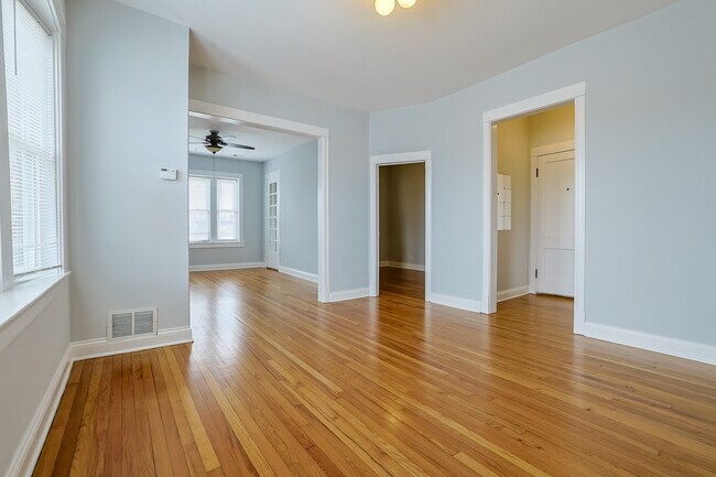 Photo - 4413 W Montrose Ave Unit 3