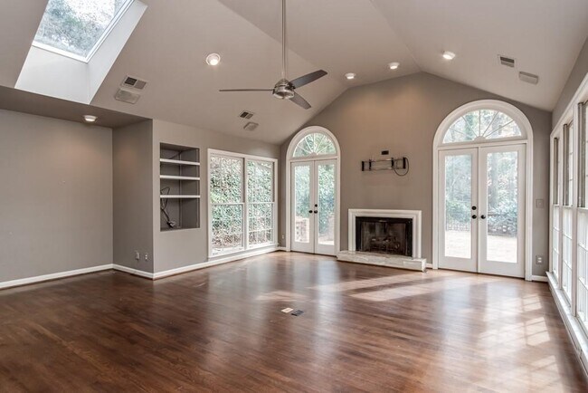 Photo - 4601 Club Cir NE