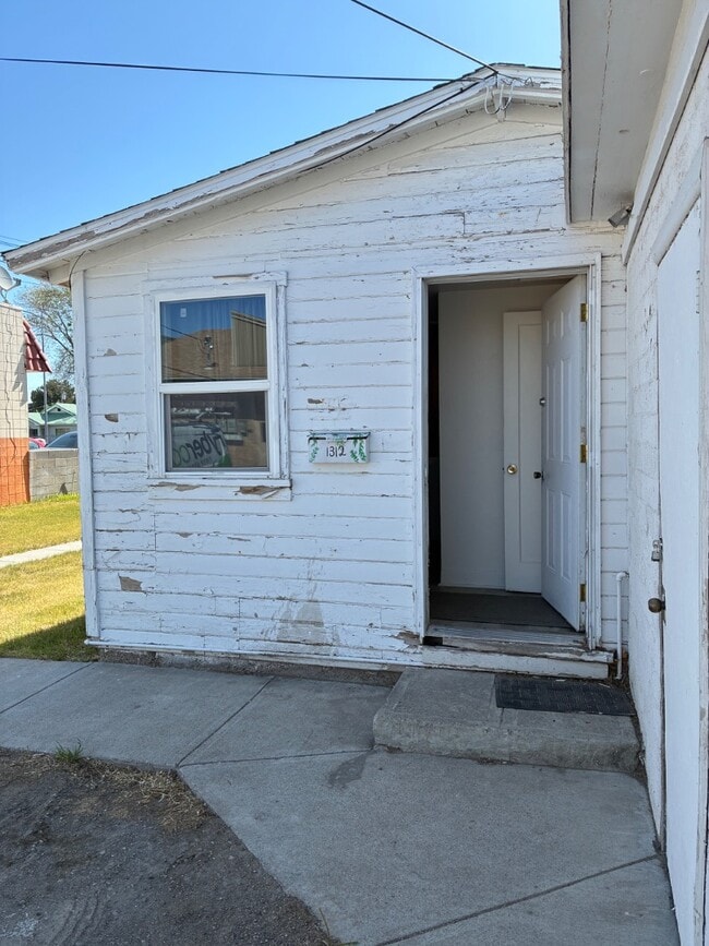 Photo - 1312 Hansen Ave
