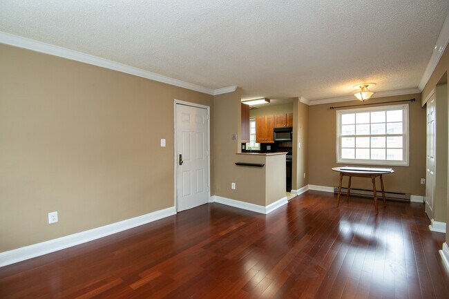 Photo - 1732 W Abingdon Dr Unit 102