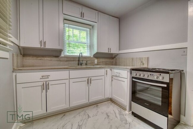 Building Photo - Tulsa 2-Bedroom Home | Walk to TU + Fenced...