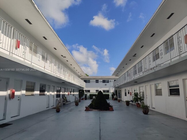 Building Photo - 2826 Van Buren St Unit 8