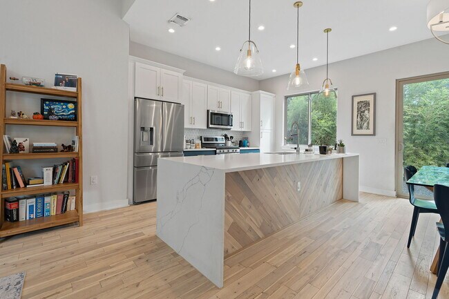 Photo - 2711 Willow St