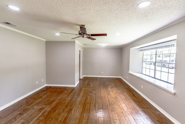 Photo - 1825 Courtney Dr