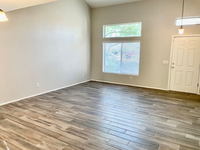 Photo - Beautifully renovated 3 bedroom/2.5 bathroom home in Tolleson!