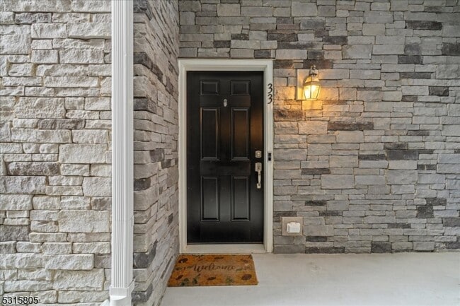 Photo - 33 Veterans Wy