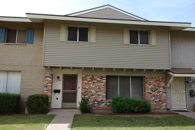 4 Bedroom spacious Hallcraft!!! Updated f... - 4 Bedroom spacious Hallcraft!!!  Updated f... House