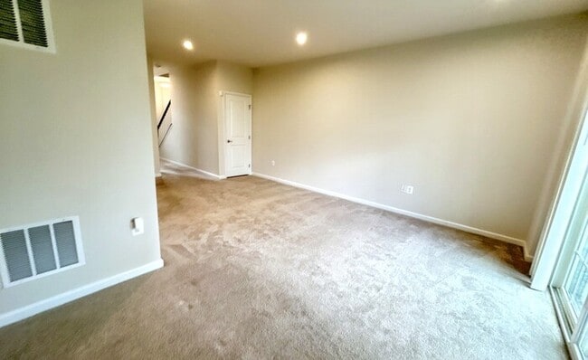 Photo - 502 River Crest Way