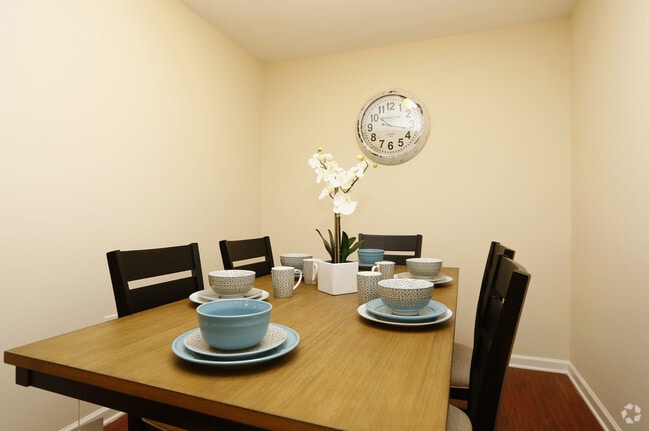 2BR, 2BA - 1380sf- Dining Area