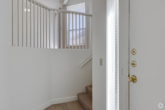 2BR, 2BA - 1,219SF - Entryway