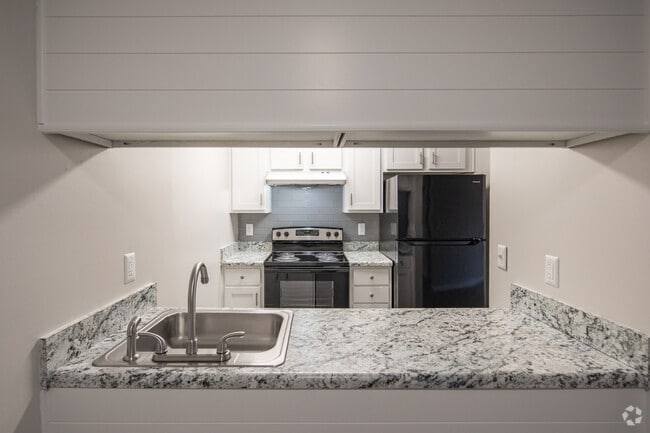 2BR, 2BA - 964SF - Kitchen - Park Hills Apartments