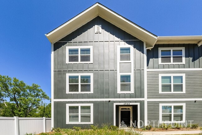 Building Photo - Beautiful 3BR 3.5BA Townhome w/ Full Appliance Kitchen Garage Parking in University