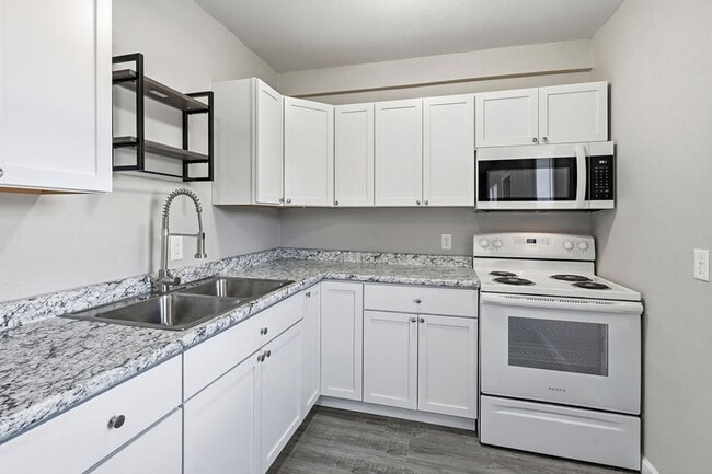Photo - Beautiful completely renovated 2 bed 1 bath townhouse for rent! Unit 313