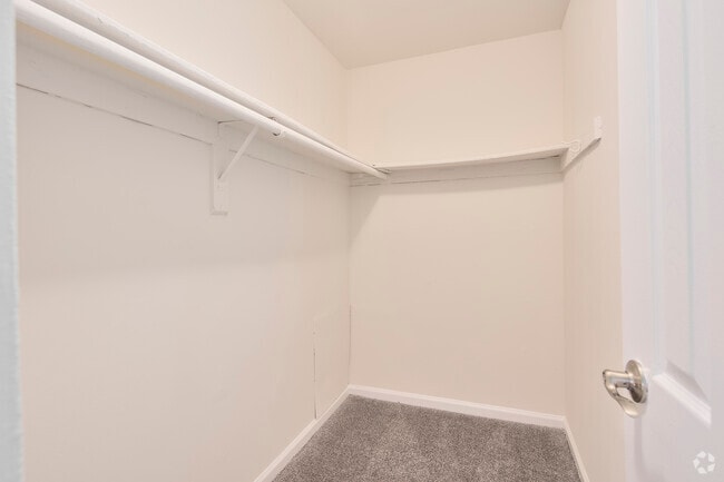 2BR, 1BA - 940SF - Closet
