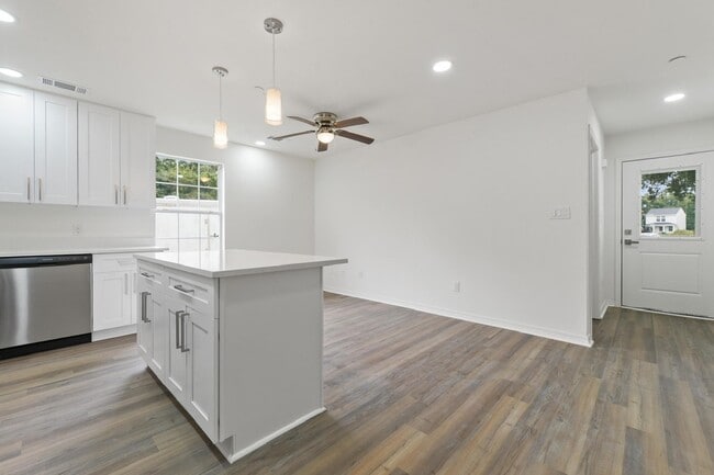 Photo - 957 Middle Ln