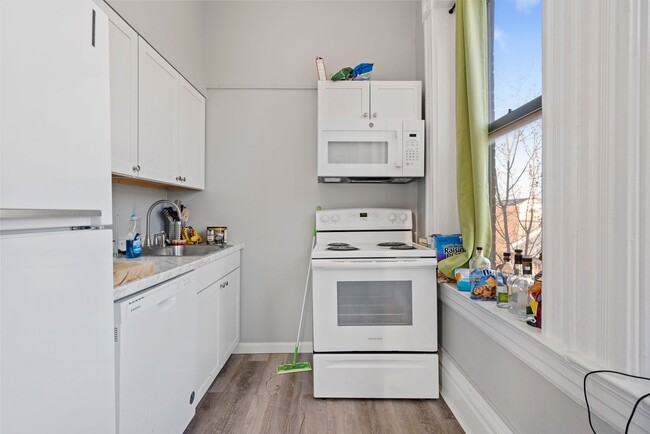 Building Photo - 23 Bedford Square Unit 3