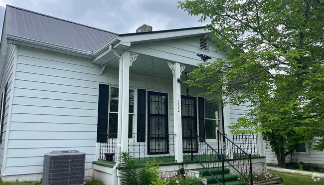 Building Photo - Newly Renovated 3-Bedroom, 1-Bath Home wit...