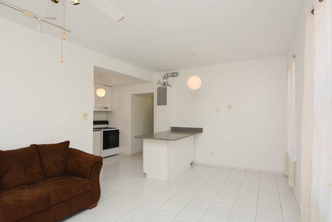 Building Photo - 533 N Claremont Ave Unit G03C