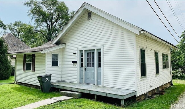 Building Photo - 214 E 11th St Rental