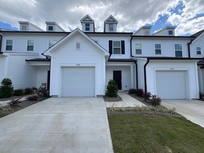 Building Photo - Three bedroom 2 1/2 bath townhome availabl...