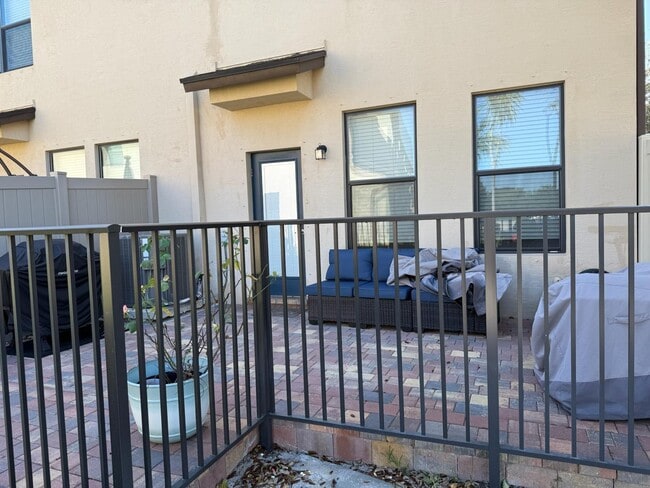 Photo - 2877 Bard St