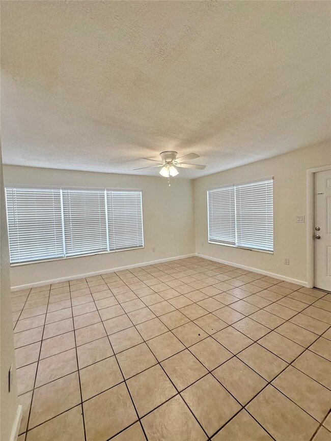 Building Photo - 1409 NW 2nd Ave Rental