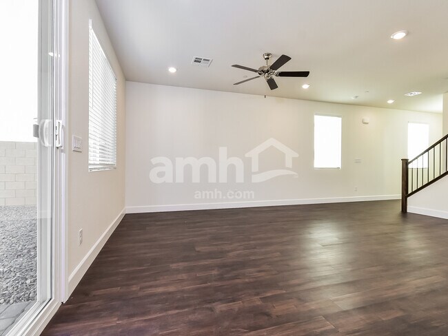 Photo - 126 Charmante Tulip Lane