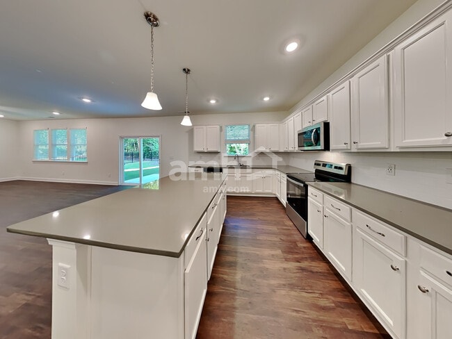 Photo - 669 Carnaby Ln