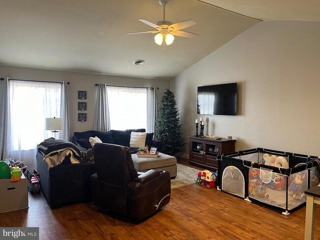 Photo - 711 Wexford Way
