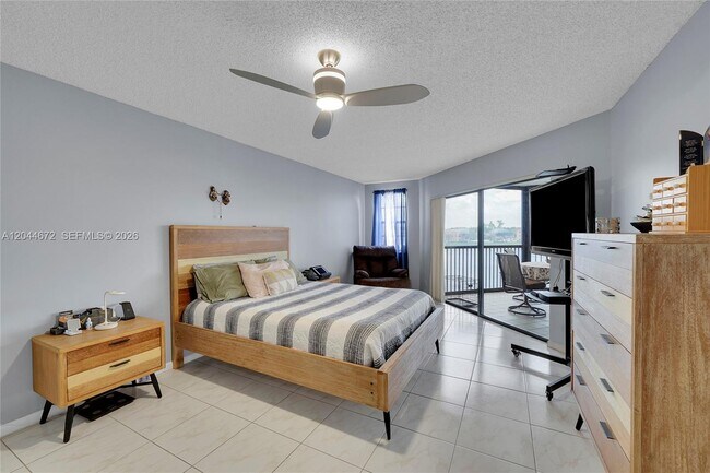 Photo - 7250 Fairfax Dr Unidad 302