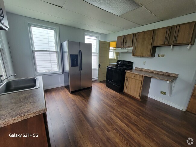 Building Photo - Spacious 3/4 bedroom on a quiet Street Unit Parkwood Blvd.1305-1 Rental