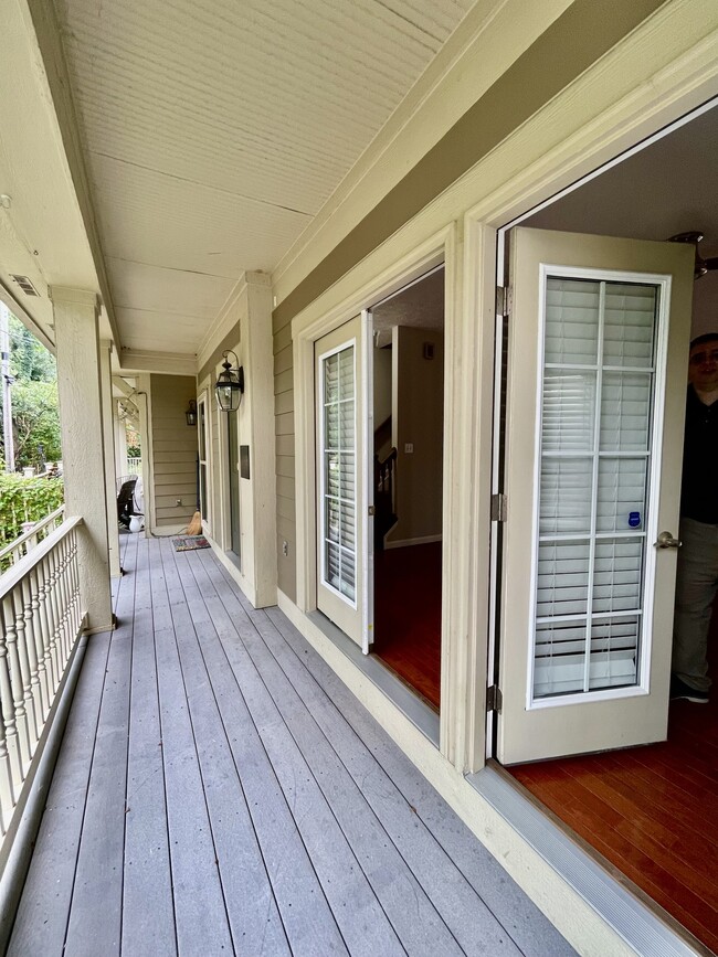 back balcony - 6143 Halton Pl