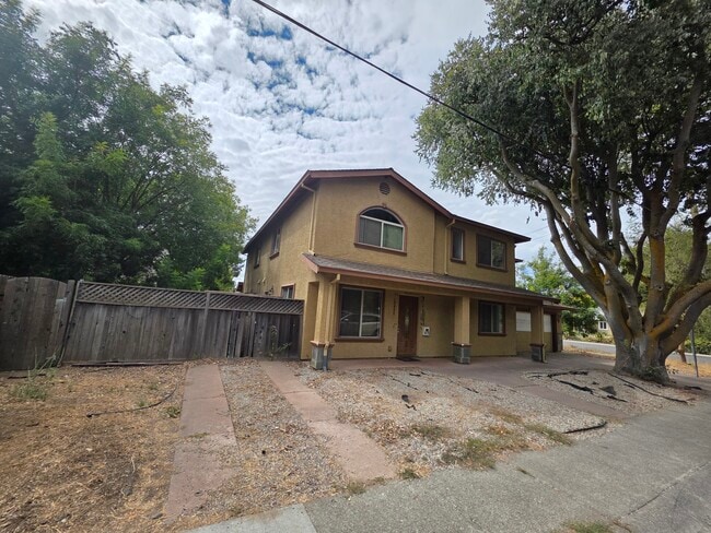 875 H St