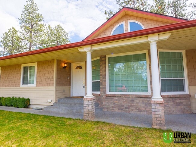 Building Photo - Spacious Glenrose Retreat | 3 Bed + Shop + Private Wooded Setting