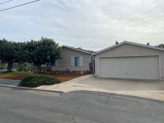 Large 3 Bed, 2 Bath in La Mesa!! - Large 3 Bed, 2 Bath in La Mesa!! House